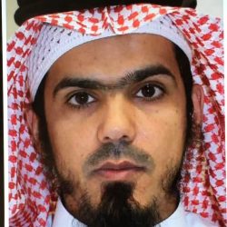 مدير تعليم #مكة يكافىء قائد مدرسي بقبلة على رأسه