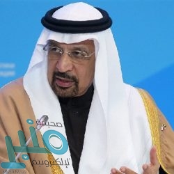 الأمير عبدالله بن بندر يتفقد جناح مكة المكرمة ويستمع إلى شرح عن مكوناته