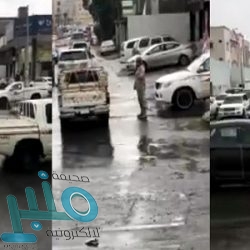 شاهد: سيل قوي يحتجز عددا من السيارات غرب الطائف