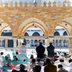 بالفيديو.. الأمير خالد الفيصل يعزي الفنان محمد عبده في وفاة شقيقه