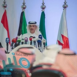 شاهد .. ردة فعل الأمير تركي الفيصل بعد أن طلب منه أمير الرياض أن يجلس مكانه خلال حفل