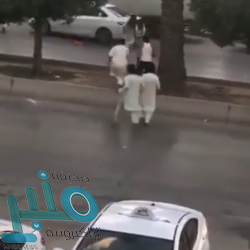بالفيديو.. الوليد بن طلال يقود الدراجة في شوارع الرياض ويتوقف في محل خضراوات