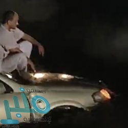 بعد الأمطار الغزيرة.. بلدية بارق تباشر فتح الطرق وتنظيف الشوارع
