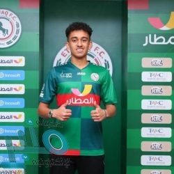 وسط صدمة وذهول .. شاهد: مصري ينقذ ابنته من الموت تحت عجلات القطار