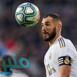 باحثون يطورون معدنا يتعرق لخفض حرارة الهاتف