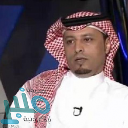 فتاة تقتحم متجرين في القوز بسيارتها