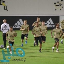 أطباء أمراض جلدية ينصحون بعدم لعق الشفاه المتشققة بالشتاء