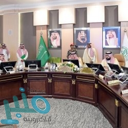 الزهراني يسلم  رئيس مركز ناوان درعًا تذكاريًا لبطولة شهداء الواجب