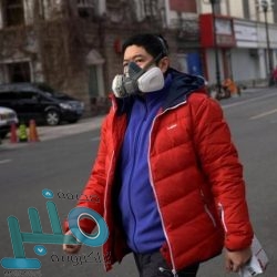 العبقرية الكسولة.. أم في الدور الرابع تلاعب ابنها في الشارع (فيديو)