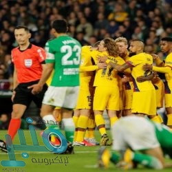 كافاني يهز الشباك أخيرا في فوز باريس سان جيرمان على ليون