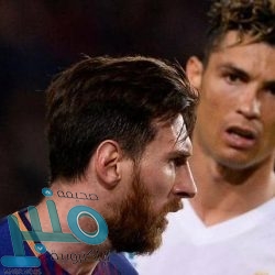 الأم وابنتها “يضربان” قائد الطائرة.. والسبب لا يخطر على بال