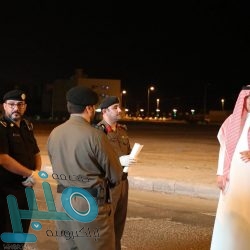 محافظ المخواة يقف على سير العمل بنقطة الضبط الأمني في ناوان
