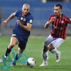 إيطاليا تغلق المتاجر باستثناء محال بيع الأغذية والصيدليات