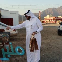 قادة «كشافة الزلفي» يوزعون الوجبات الرمضانية على العمالة بـ «مساكن الإيواء»