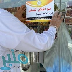 القبض على مقيم عربي يروّج لبيع معقمات مقلدة بشعارات مزيفة لعلامات تجارية
