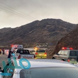 حرس الحدود ينقذ شخصين تعطل قاربهما في عرض البحر