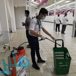 ضبط عمالة مخالفة تقوم بتصنيع الكمامات داخل سكن خاص في السيح