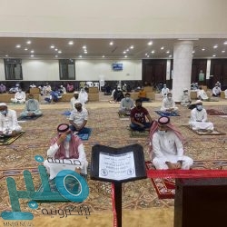 مدير مستشفى القنفذة يعايد المرضى