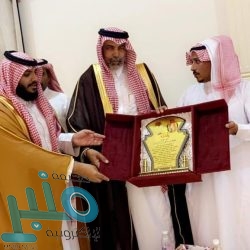 الذهب يقلص مكاسبه بعد صعود قياسي مع توقف تراجع الدولار