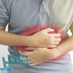 رجل يصارع سمكة قرش لإنقاذ زوجته من بين فكيها