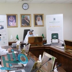 مركز الملك سلمان للإغاثة يوزع كراتين من التمور للنازحين في لحج والبيضاء