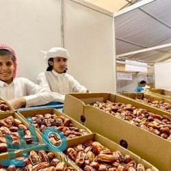 “محافظ المخواة” من مكتبه يزور المدارس افتراضياً