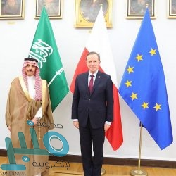 شاهد.. مذيعة شهيرة تدخل في نوبة بكاء على الهواء