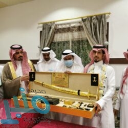 شاهد.. مشاجرة عنيفة وتبادل لكمات بين ركاب على متن طائرة