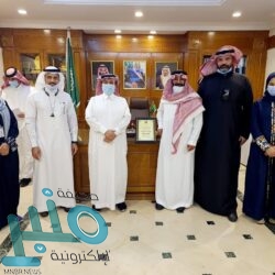 رئاسة شؤون الحرمين توزع أكثر من (400) مظلة لضيوف الرحمن