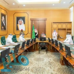 سمو أمير الباحة يكرم موظف الإمارة الحائز على المركز الأول بجائزة الأمير نايف لحفظ القرآن