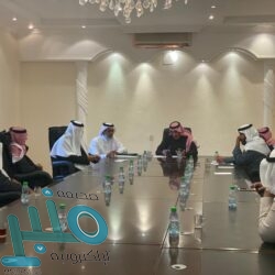 طبيب أمريكي يكسر القواعد ويحتضن مريضا بكورونا: حتى لا يشعر بالوحدة