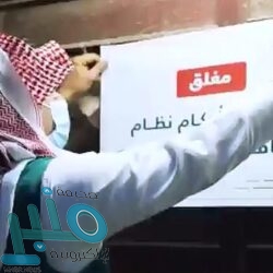 كاد يتسبب في كارثة.. قائد سيارة يفقد السيطرة عليها بسبب “الزفلت المقشوط” بالدمام (فيديو)