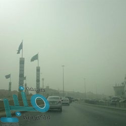 على رمال ناوان الذهبيه.. محافظ المخواة يرعى مبادرة بيئتي صحتي