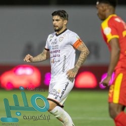 “الهلال” يستغل خطأ “دوخة” ويقلص الفارق مع “الشباب”