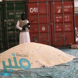 شاهد.. حريق هائل في أحد المجمعات التجارية شمال الرياض