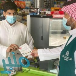 شؤون الحرمين توزع عددًا من المظلات على المعتمرين