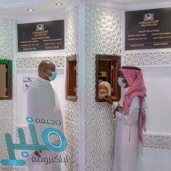 محافظ المجاردة يتقدم المصلين على جثمان شهيد الواجب الشهري وينقل تعازي القيادة لذويه