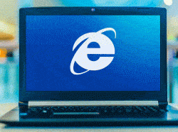 نجل أسطورة الفريق ومشجع يقدمان كأس الدوري الإنجليزي لمانشستر سيتي