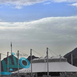 “السديس” يشارك عمال النظافة في تنظيف صحن الطواف – فيديو