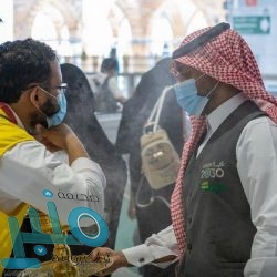الرئاسة العامة لشؤون الحرمين تستقبل الحجاج في أول أيام العيد بالحلوى والبخور