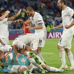 “أبل” تعتمد على هاتف “Galaxy S21” من سامسونغ لترويج سماعتها الجديدة