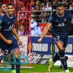 حارس ريمس يلتقط صورة لنجله مع ميسي عقب الخسارة أمام باريس سان جيرمان