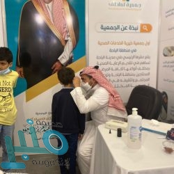 أمير الباحة يناقش الخدمات الصحية بالمنطقة ويتابع جرعات اللقاح للطلاب والطالبات