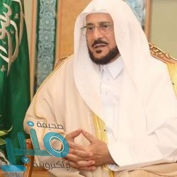 مسؤول حوثي يظهر بساعة قيمتها آلاف الدولارات مع رئيس إيران الجديد