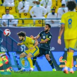 مانو مينيز مدرب النصر يوجّه تعليمات لأليخاندرو روميرو غامارا لاعب التعاون