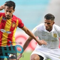 ماتيا ديسترو لاعب جنوى يسجل هدفا رائعا في فيرونا وهو يمسك بقارورة مياه