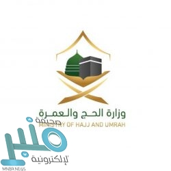 شاهد.. شخص يشعل النار في سيارة متوقفة بأحد المواقع ويسارع بالفرار