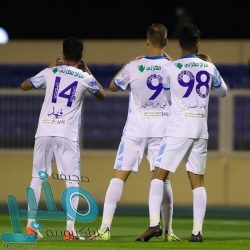 الهلال يتغلب على الرائد بثلاثية مثيرة ويواصل تقدمه نحو الصدارة