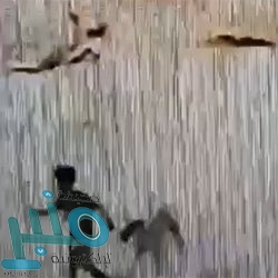 مداهمة أمنية حية تسقط مروج مخدرات في شوارع الدمام