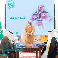 أمير الباحة يكرّم مدير شرطة المنطقة السابق